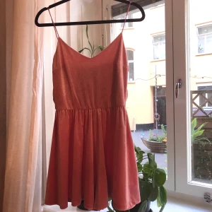 Pastelrosa byxdress - En rosa byxdress i sammetsaktigt tyg. Det är en byxdress men shortsen är väldigt diskreta, som man kan se på närbilden på grenen i den sista bilden. Jag har haft den rätt länge men eftersom jag känner att det inte är min stil så har jag inte använt den mer än nån gång, så nu vill den gärna få hamna hos någon annan. Jag möts gärna upp i Stockholm men kan även skicka om du står för frakten. 