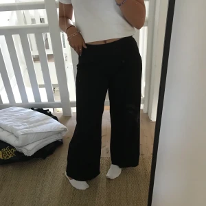 Kostym/ mjukis byxor  - Säljer dessa kostym/ mjukisbyxorna från Gina. De är i ett skönt och mjukt material. Frakt tillkommer💕