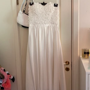 Klänning - Vit otroligt fin klänning använd en gång på en skolavslutning🌸 Frakt tillkommer, 63kr, spårbar. Jag har köp 3 betala för 2 på allt jag säljer🌻