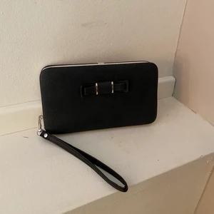 Plånbok - Svart plånbok, använd väldigt lite🌸 Frakt tillkommer, 63kr, spårbar. Jag har köp 3 betala för 2 på allt jag säljer🌻