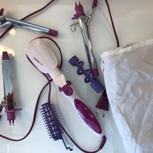 Hårtång set - Hårtång med bytbart munstycke. Denna har såväl krustång och locktång i olika former som plattång, allt i ETT🤩 det finns även en vit neccesär med att förvara allt i💘