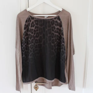 Leo topp - Fin Leo topp, några förslitningar framtill. Köparen står för frakt 🤍