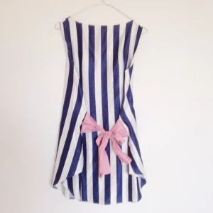  - 🎀 Söt klänning i silkesliknande material med band som man kan knyta i midjan. Aldrig använd och med lapp kvar. Frakt tillkommer eller så kan jag mötas upp i Sthlm ⚓️