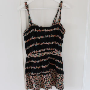 Klänning/linne - Kort klänning som funkar som linne. Köparen står för frakt 🤍