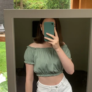 Söt topp - Söt grön topp från H&M i storlek XS men passar även S.