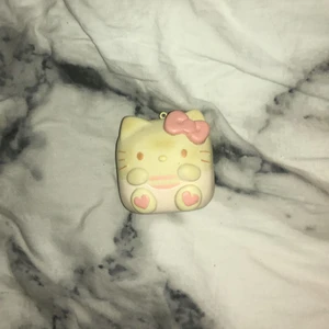 Hello Kitty squishy - Säljer denna squishy från sanrio! 💞 bra skick, endast 120 kr inklusive frakt 🥰