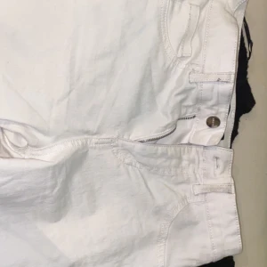 Vita jeans  - Sååå snygga vita jeans från bikbok!