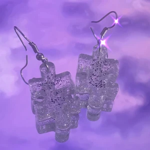 PUZZLE EARRINGS 🧩💕 - Genomskinliga med silver och lite svart glitter! Gjorda av resin och är cirka 3cm långa! Det går också bra att önska färger! 💖frakt 10kr 🧩🧩 skriv vid frågor!