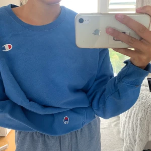 Champion Crewneck  - Blå champion hoodie, ny, och har bara använt flera gånger !! Jag köpt den i New York för 60 dollars ! 💘 väldigt mysig och bra skick. Storleken är L, men passar bra för smalare storlek 