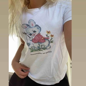  - Gullig t-shirt från Urban Outfitters som tyvärr inte kommer till användning längre💜Frakt ingår i priset