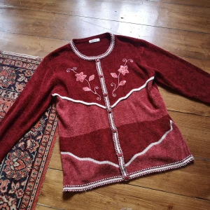 Vintage kofta ❤️ - ⚡ Sötaste och gosigaste koftan till hösten!! Sjukt skön och mysig att ha på sig. Vintage men fint skick!! Uppskattar till en L-XL. L 70cm. B 53cmx2. Mkt stretchig.  150kr pp 63kr spårbart