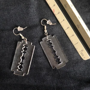 ÖRHÄNGEN! - Ett par svincoola örhängen med genomskinliga rakblad!! Köpta på etsy men har inte kommit till användning. Köparen står för frakt på 11kr✨