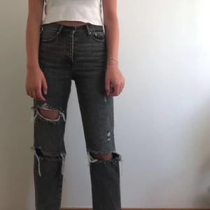Gråa  - Jättesnygga gråa jeans med slitningar som är nästan helt oanvända från Urban Outfitters!💗Storlek 26. Frakt tillkommer😜                 