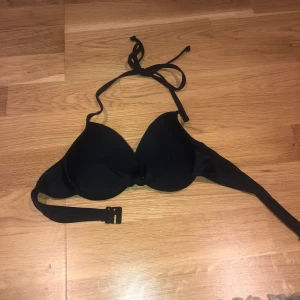 Bikiniöverdel från stadium - Fin svart bikiniöverdel i mycket fint skick från stadium💕 knäpper baktill och knyter runt halsen, säljer pågrund av för liten