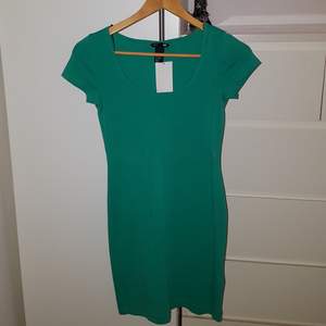 Grön tight klänning från H&M Basic  Oanvänd - Nyskick - Prislapp kvar