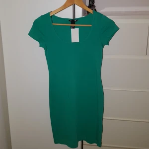  - Grön tight klänning från H&M Basic  Oanvänd - Nyskick - Prislapp kvar
