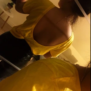  - Nice gul tisha som är använd 1 gång👅 Jag betalar frakten ;)