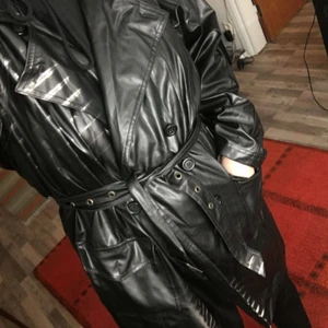  - ⭐️Trendig 90s skinnkappa med bälte från Humana second hand⭐️  Jättefint skick. Pris kan diskuteras.