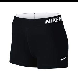 Helt nya Nike PRO byxor, aldrig använda då jag inte motionerar särskilt ofta😊 om du vill ha dom fraktade kostar frakten 20-30kr💕