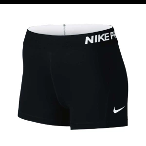  - Helt nya Nike PRO byxor, aldrig använda då jag inte motionerar särskilt ofta😊 om du vill ha dom fraktade kostar frakten 20-30kr💕