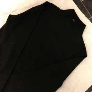  - Svart ”ribbad” polotröja från Lager 157. Använd ett fåtal gånger så i hyfsat bra skick. Frakten får du stå för själv.