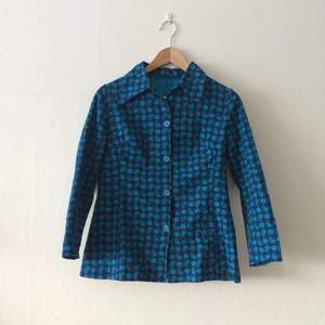 Skjorta i 70-talsstil köpt på loppis. Fint blått mönstrat tyg. Är hemmasydd så storlek saknas, men skulle gissa XS-S