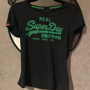 Superdry t-shirt, köpt i London i superdry affären så den är äkta. Storlek M. Skitsnygg på sommaren då den gröna färgen typ är neon  (syns inte riktigt på bilden)