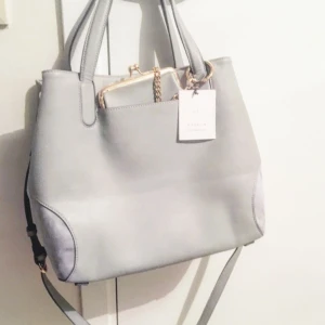  - Grå fin väska , helt ny oanvänd 