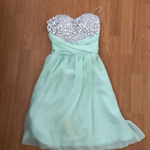  - Super fin klänning som kommit till användning 1 gång. Skriv för mer bilder. Köparen står för frakt