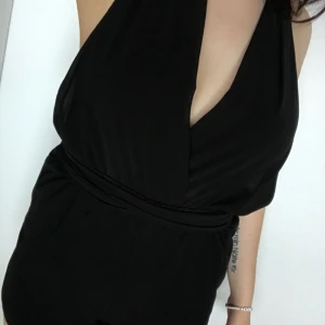  - Jumpsuit köpt i Italien. Ogenomskinlig mesh som knyts, på bild två visas hur jag knutit den när jag använt den :) Går också ha både tunnare och bredare band över ryggen, vilket också syns. Superfin! Frakt 45:- eller mötes i jkpg/habo 🌼