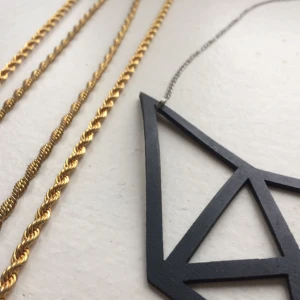  - Necklaces. The black one finnish design and made out of old bike inner tires. 50kr for the black, 50kr for both chains. Frakt +20kr