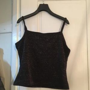  - Svart/glittrigt linne! 