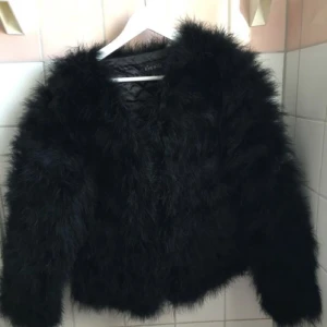  - Säljer två svarta fjäderjackor, en i XS och en i S. Båda i mycket fint skick, knappt använda. Kan skickas mot fraktkostnad.  OBS: lånad bild! Skickad gärna egna vid intresse.