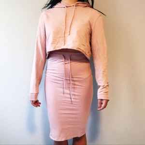  - Mjukisset med cropped hoodie och knälång kjol från Nelly i storlek M på hoodien och S i kjolen säljes för 100kr, frakt tillkommer. Pris kan diskuteras vid snabb affär. Betalning sker via swish. 