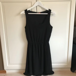  - Svart klänning i storlek 36 från ONLY. Endast använd 1 gång, i fint skick. 