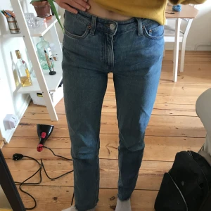  - Byxor som tyvärr har blivit lite för stora för mig från weekday