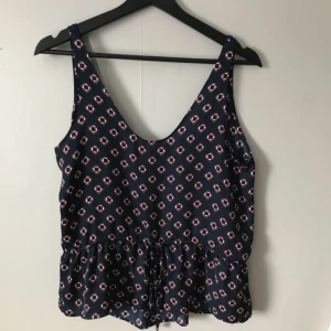  - Superfin topp i mycket bra skick! Har en djup rygg.