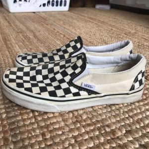  - Klassiska vans. Snygga till allt.  Storlek US 7.5 = EU 38