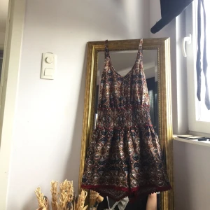  - Jättesöt playsuit/romper i nyskick (endast provad) med band som knyts och öppen rygg som tyvärr aldrig kommit till användning! Köpt på Tezenis i Rom förra sommaren. Strl M men iom stretchig midja funkar den både för S och en mindre L.   PRIS INKL. FRAKT! 