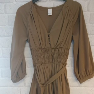  - Klänning från VILA i fint skick. Strl S.  Kan frakta eller mötas upp.