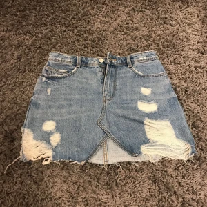  - Jeanskjol från Zara,super fin modell och toppen skick! Använd en gång