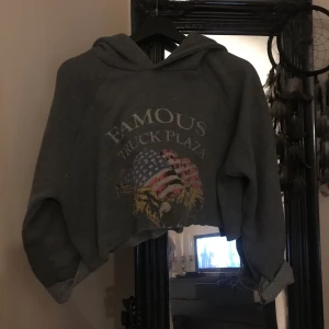  - Oversize cropped hoodie från chicy.se. Använd ett antal gånger. Super mysig med stoooor luva 🙏