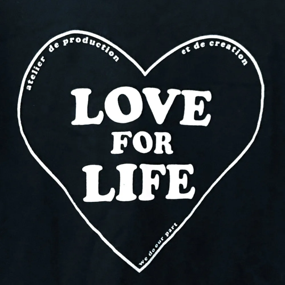 Sweatshirt i mörkblå bomull från A.P.C. med tryck ”Love for Life” . Hoodies.