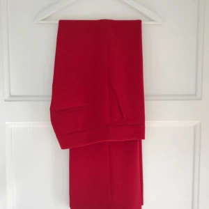  - Röd byxa med hög midja från H&M i strl 36. Använda vid två tillfällen