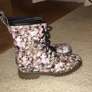  - Skor från sko punkten, inte använda men har stått i garderoben i flera år. Frakt tillkommer om varan behövs att skickas 🌸 