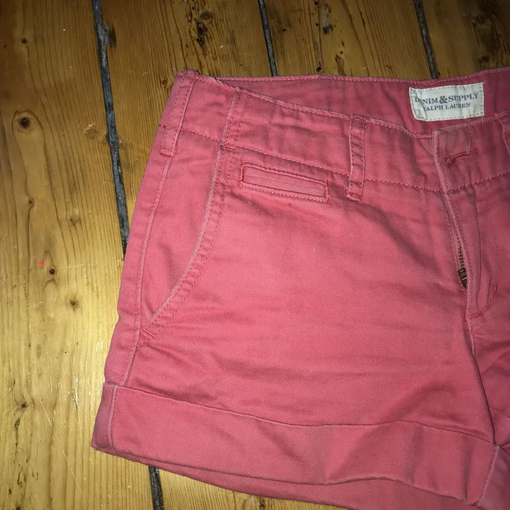 Röda jeansshorts ifrån Denim & Supply Ralph Lauren. . Shorts.