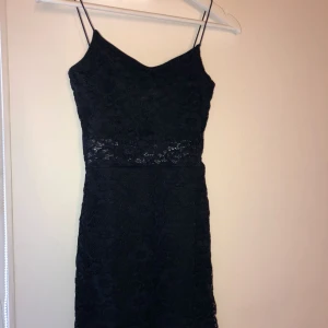  - Svart, spets, fest klänning Köparen står för frakten😃