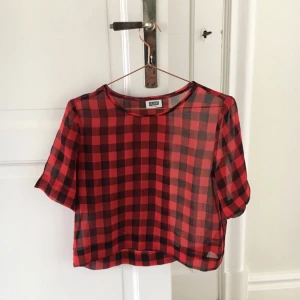  - En tunn, lite see through blus i jättefint skick!! Den här passar till alla tillfällen tycker jag. ✨ Är skitsnygg till ett par högmidjade, svarta byxor till exempel! Köpt på Weekday för något år sedan. 