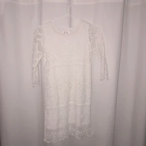  - Oanvänd klänning, vit spetsklänning.  Köparen står för frakt