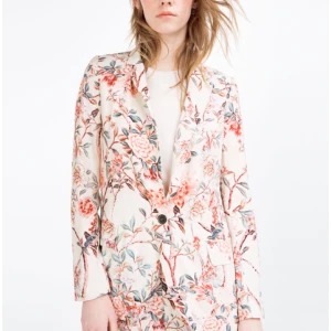  - SÖKES!!!!! Blazer från zara vår/sommar 2016 tror jag. Tack på förhand!